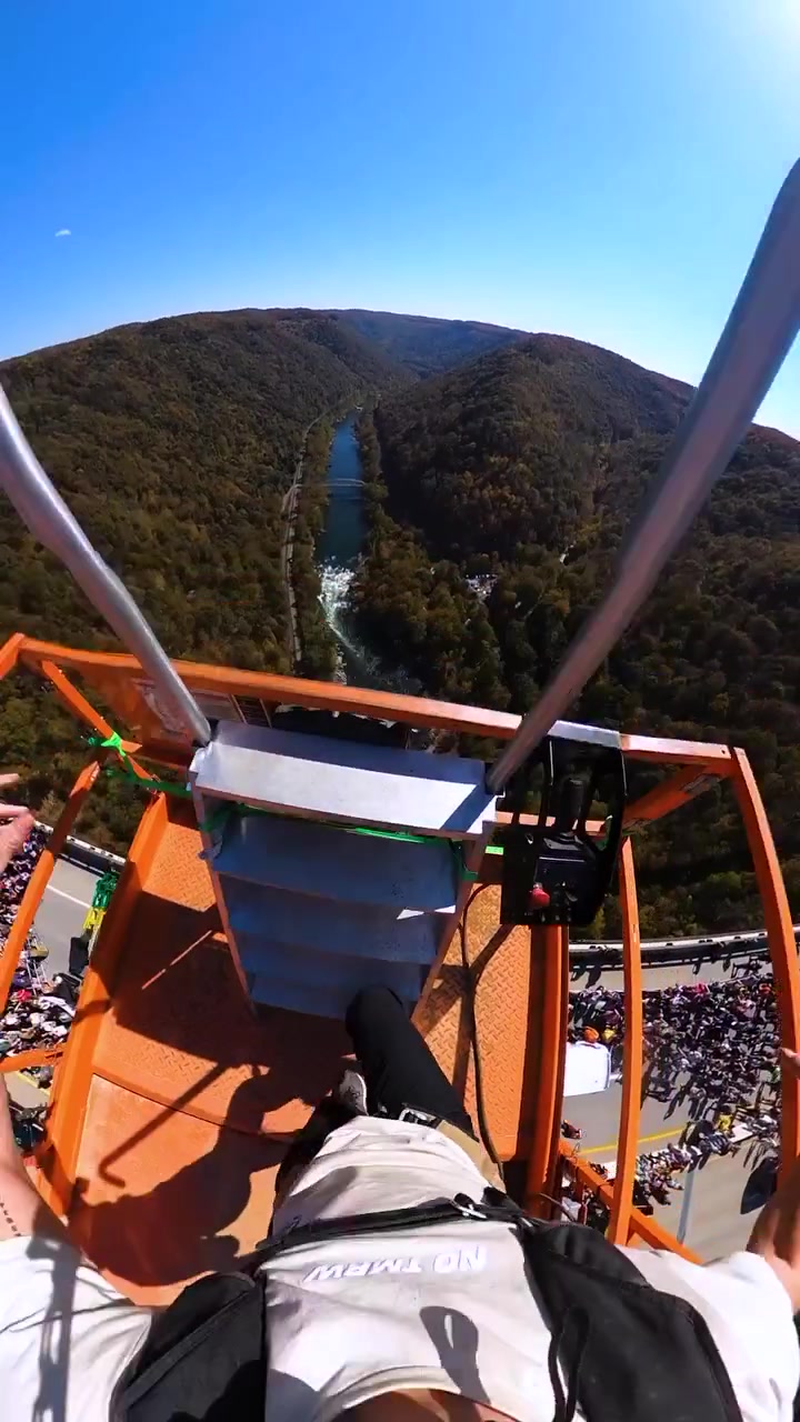 Giant Swing Ride: Thrilling Amusement Park Experience