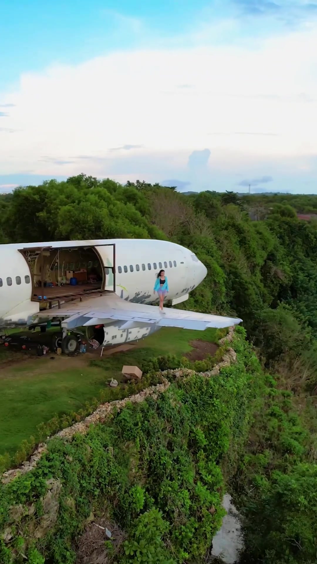 Airplane Hotel on Cliff: Unique Ocean Views