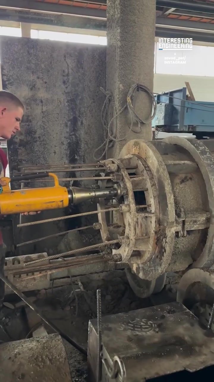 How an Industrial Machine Threads Metal Pipes