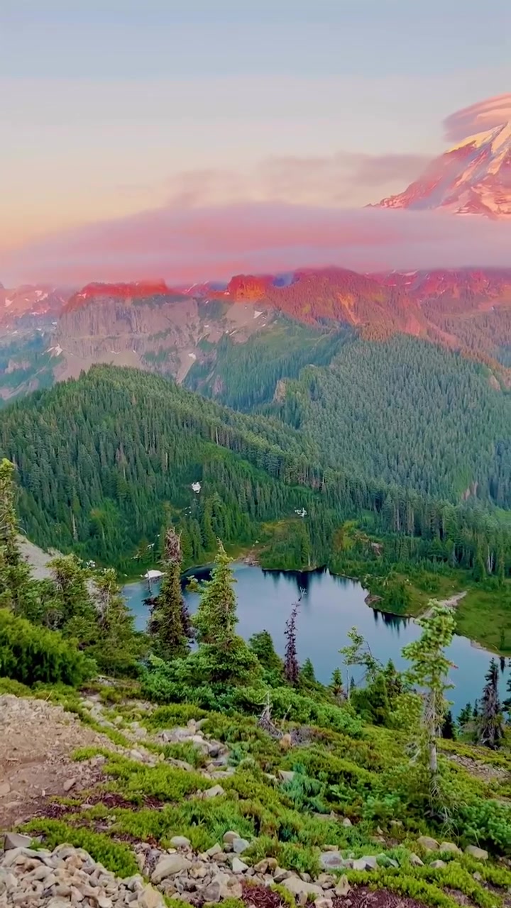Mount Rainier Sunset: Rare Alpenglow View