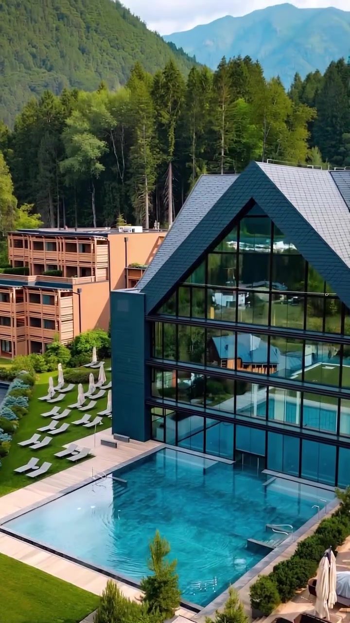 Luxurious Alpine Hotel: Modern Retreat in Austrian Alps