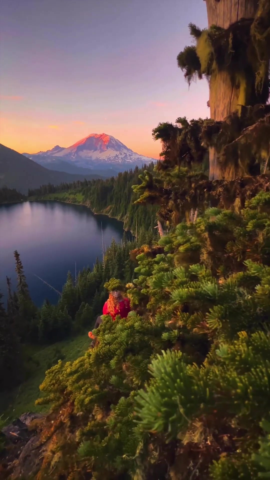 Mount Rainier's Iconic Sunset View