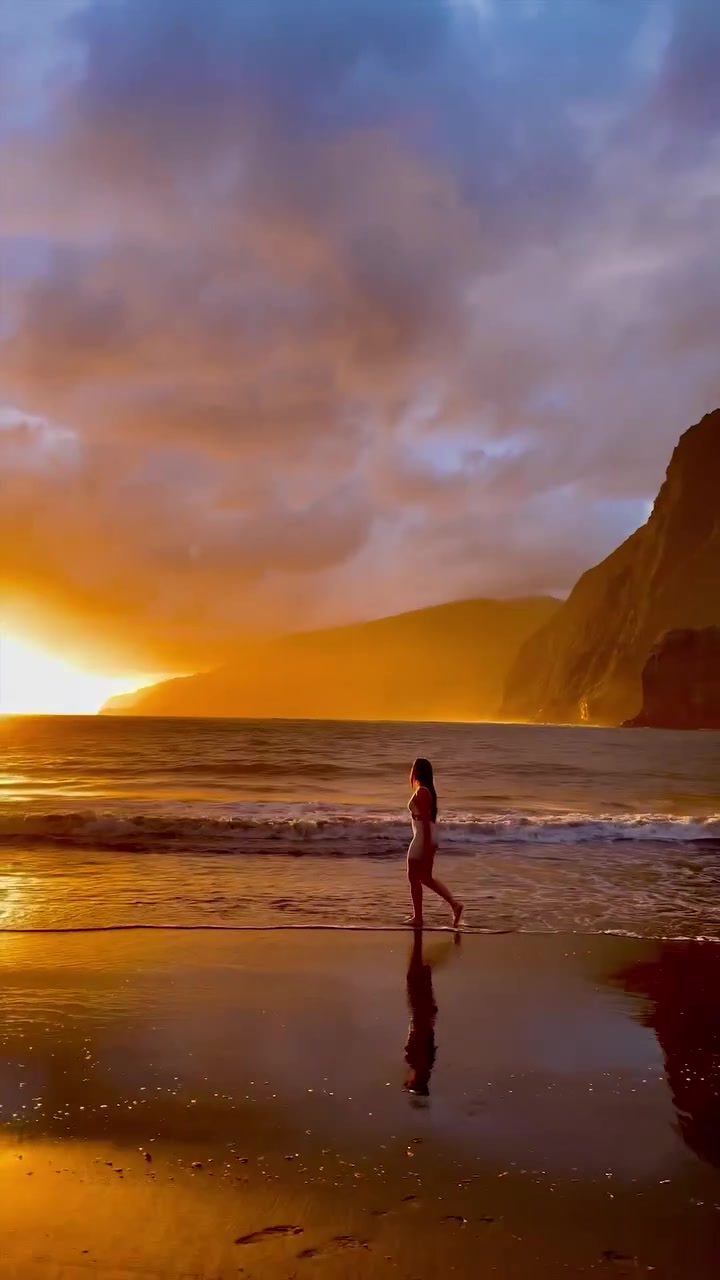 Beach Sunset Walk: Scenic Ocean Views