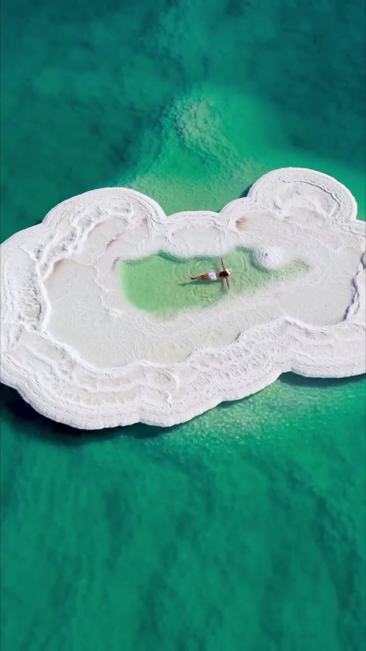Cloud-Shaped Pool: Aerial View of Unique Design