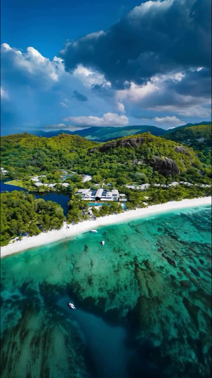 Helicopter Tour: Aerial Paradise of Tropical Islanders