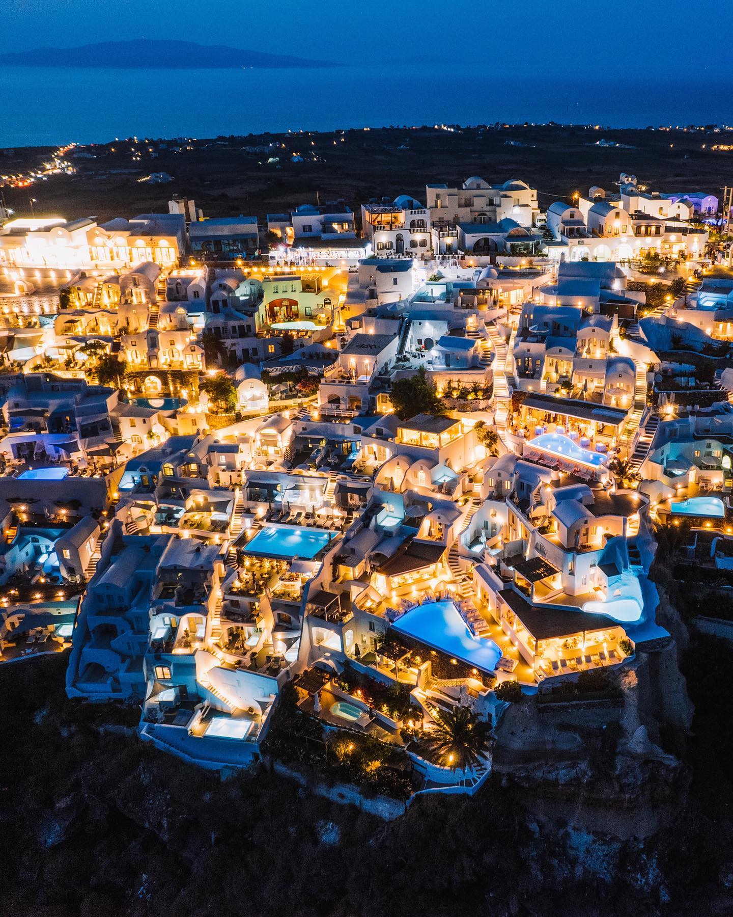Katikies Hotel Santorini: Cliffside Views and Luxury