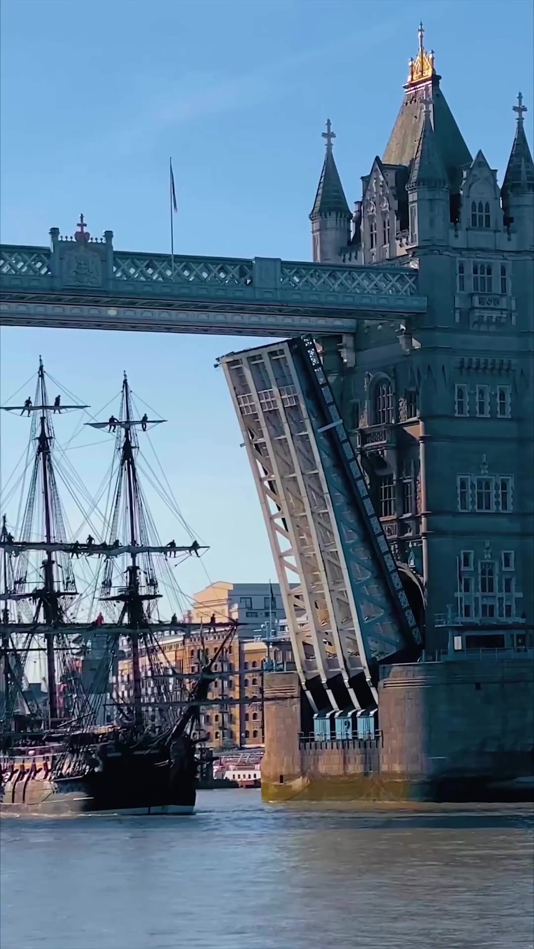 Tower Bridge Opening: London's Iconic Sailing Ship Passage