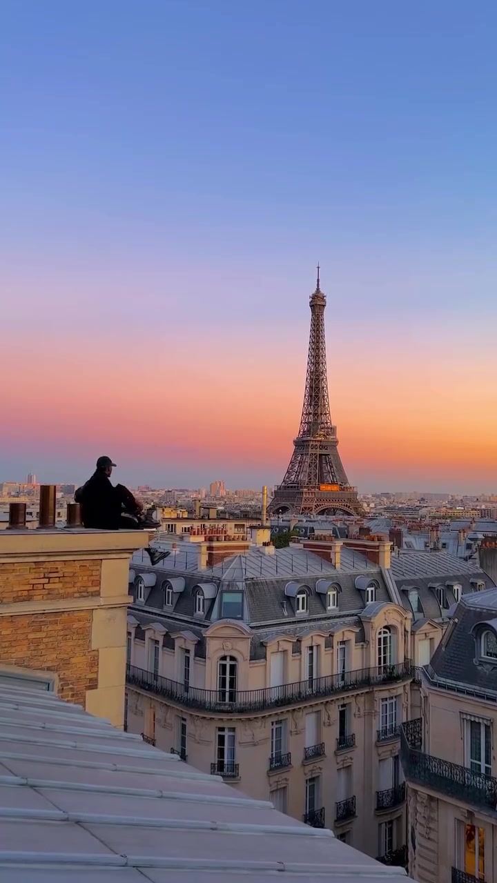 Paris Sunset View: Eiffel Tower at Dusk