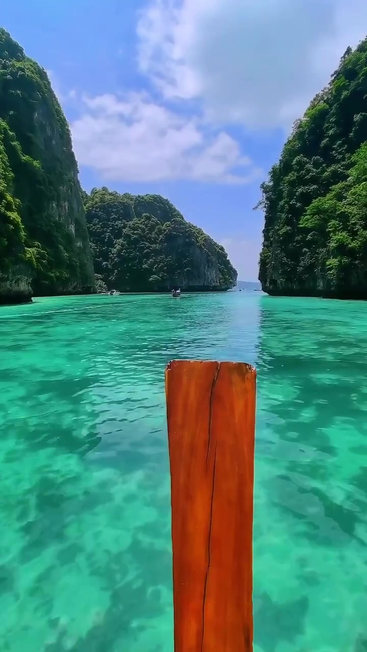 Tropical Island Paradise: Stunning Scenery and Relaxation