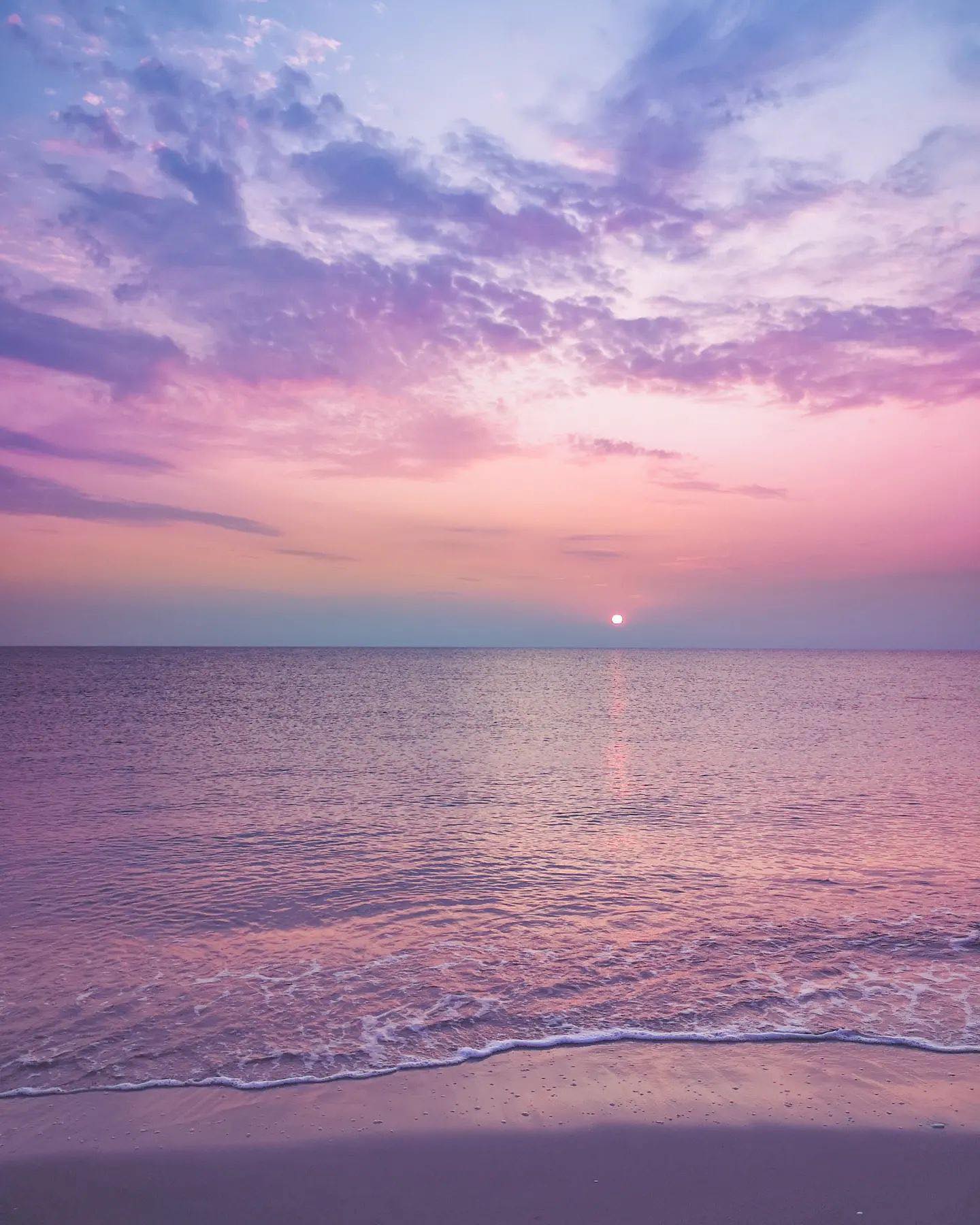 Sunset Beach Scenery: Vibrant Colors and Calm Waves