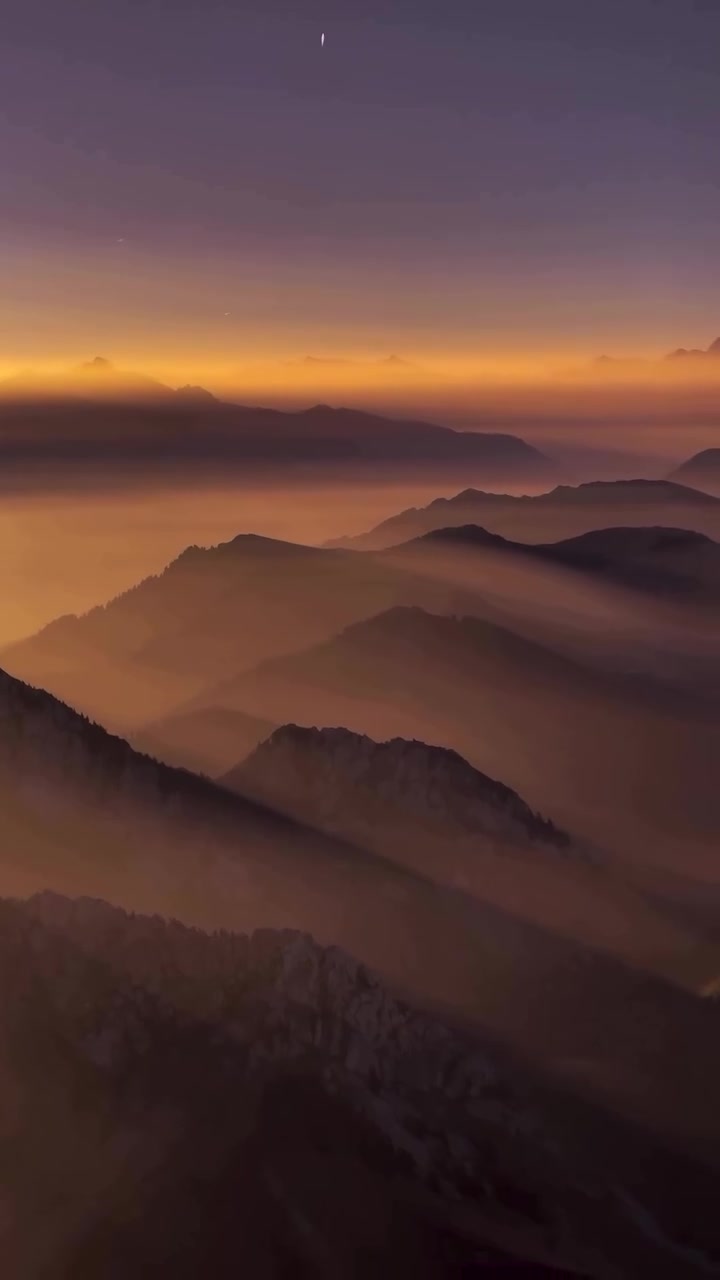 Mountain Sunrise: Panoramic View at Dawn