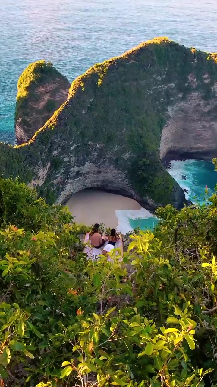 Kelingking Beach: Bali's Iconic T-Rex Bay