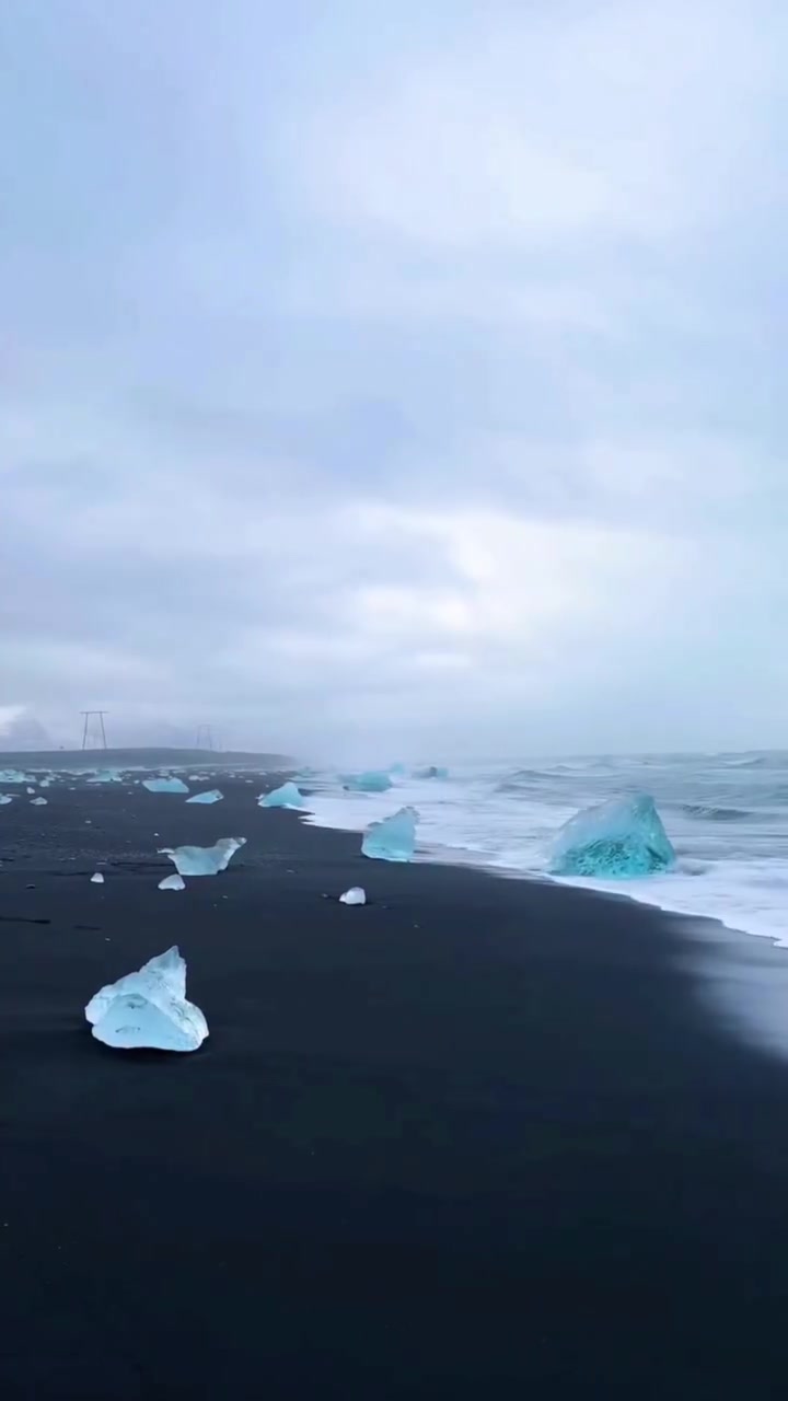 Diamond Beach Iceland: Glacier Ice on Black Sand