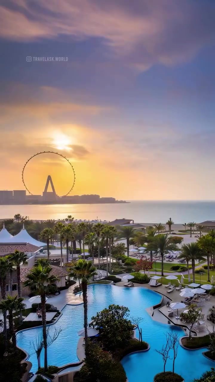 Dubai's Ain Ferris Wheel: A Nighttime Spectacle