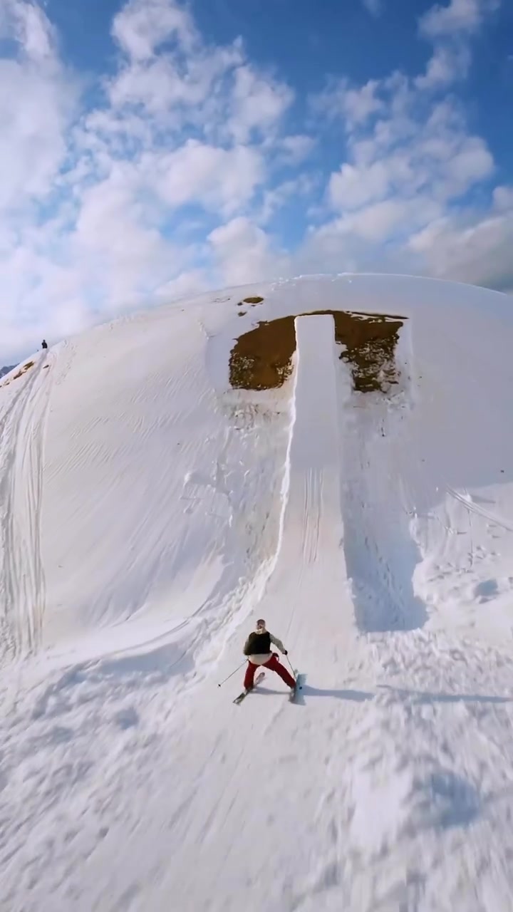 Extreme Skiing Jump: Trick Off Snowy Hill
