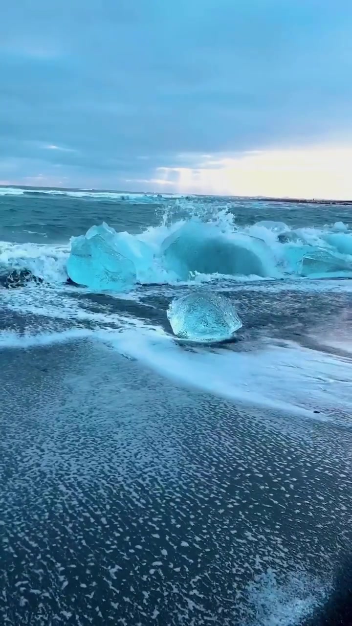 Diamond Beach Iceland: Icebergs on Black Sand