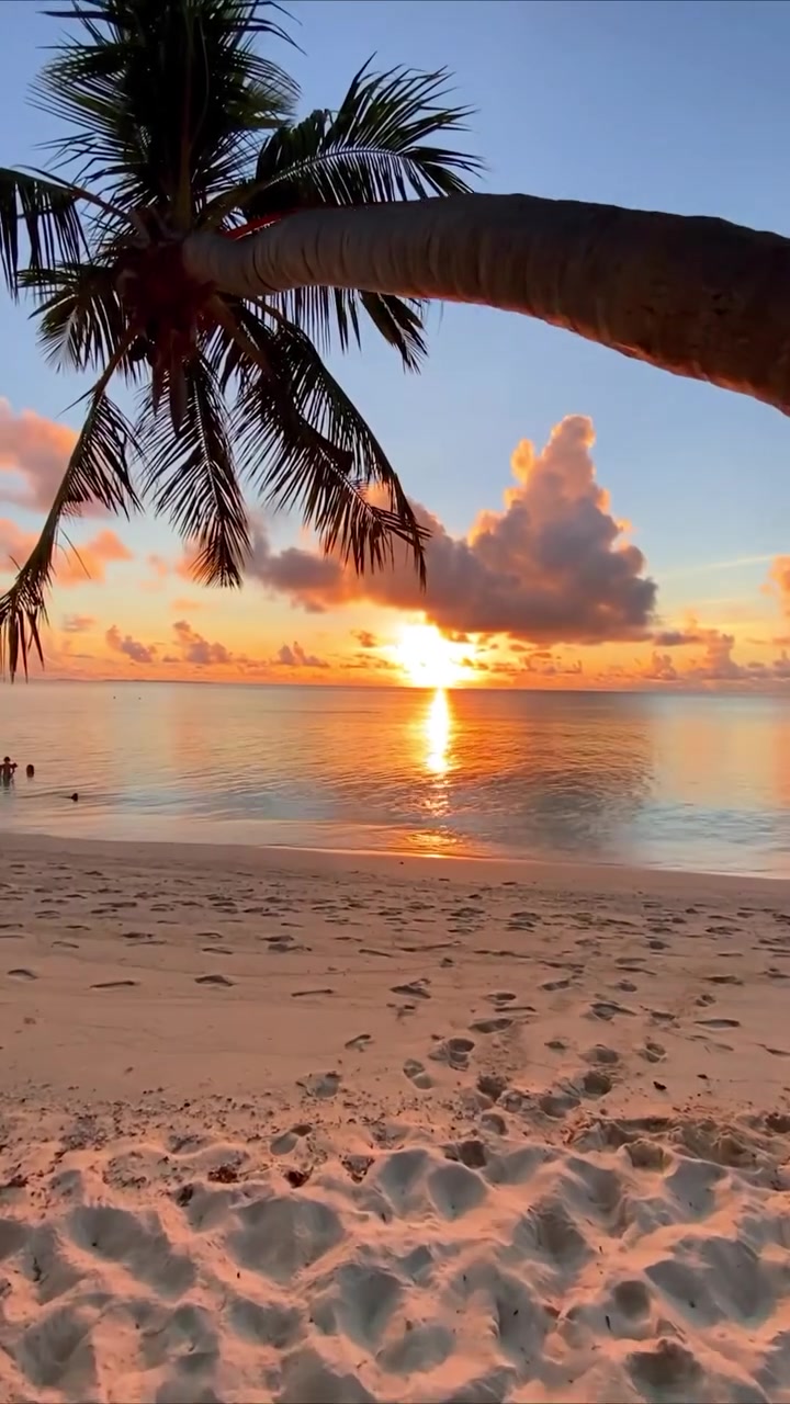Amari Havodda Resort: Maldives Sunset Beach