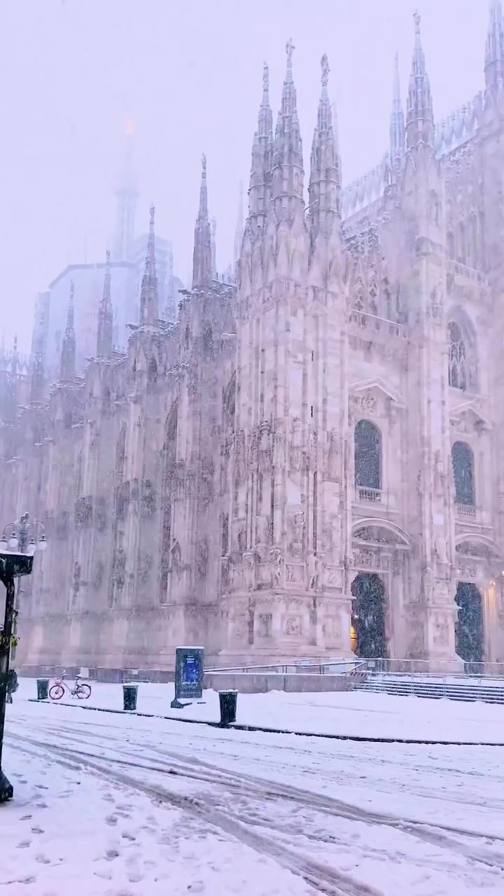 Milan Cathedral's Snowy Facade: Winter Wonder