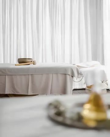 **Crafting a Calm Spa Atmosphere with Massage Table Setup**