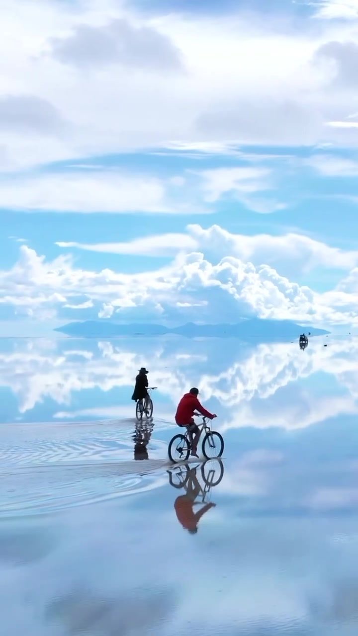 Capturing the surreal beauty of cycling on the Salar de Uyuni