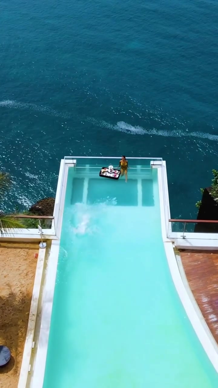 Infinity Pool Ocean Views: Luxury and Fun