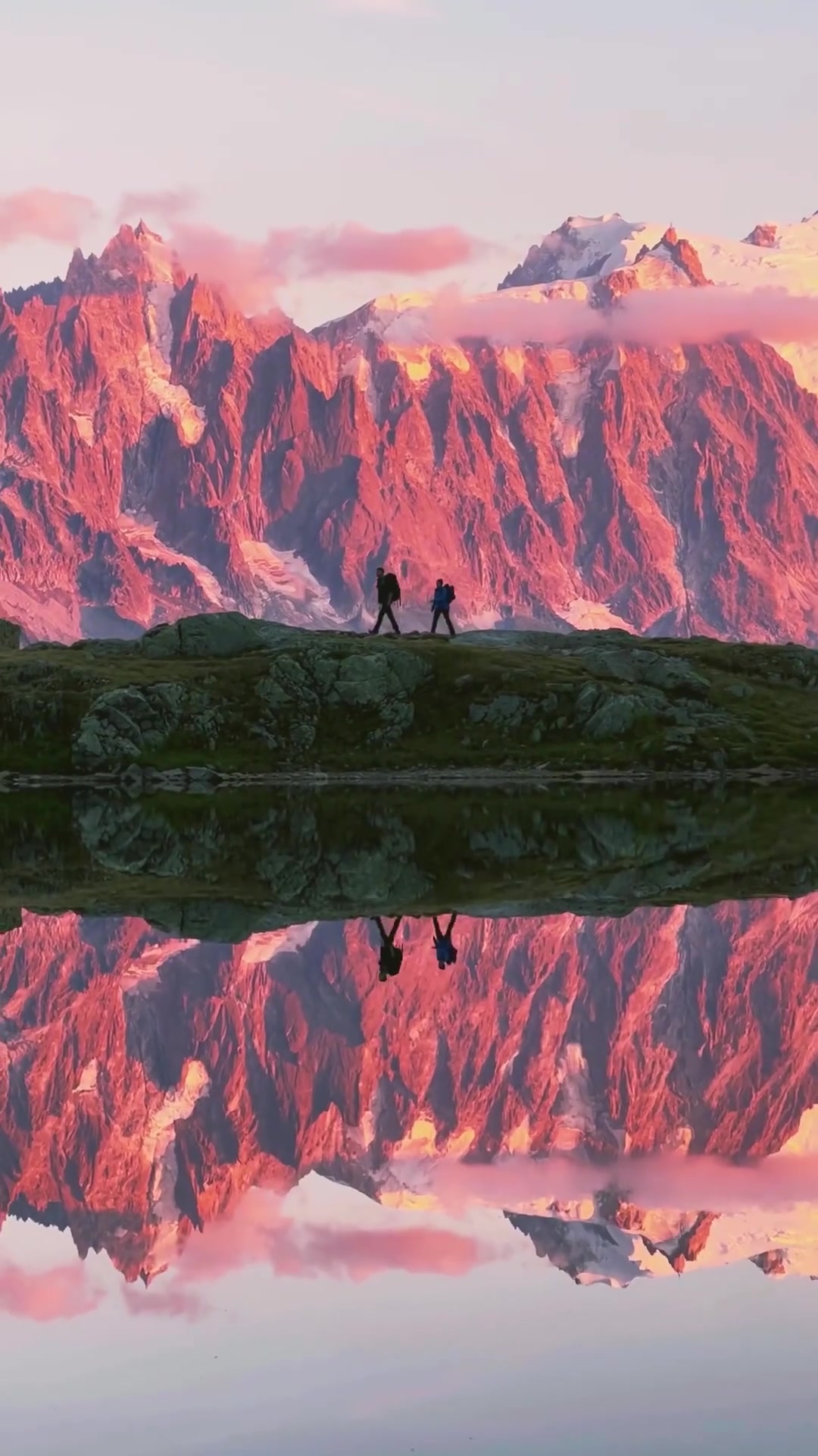 Mountain Landscape Reflection: Serene Scene