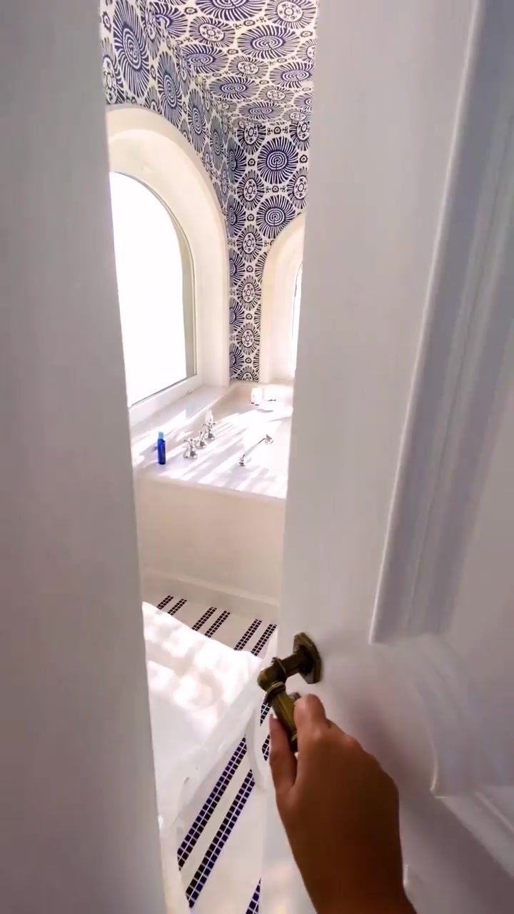 Luxury Bathroom Design with Circular Bathtub