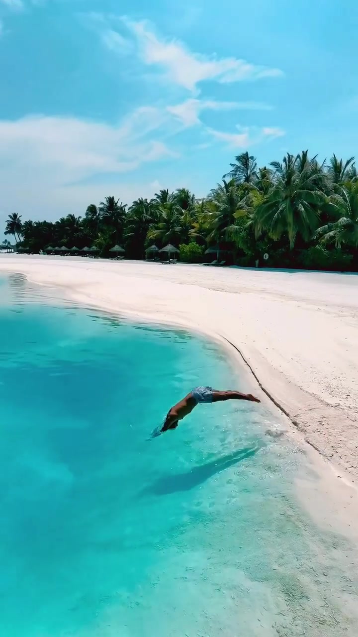 Beach Vacation: Crystal Water and Cold Splash