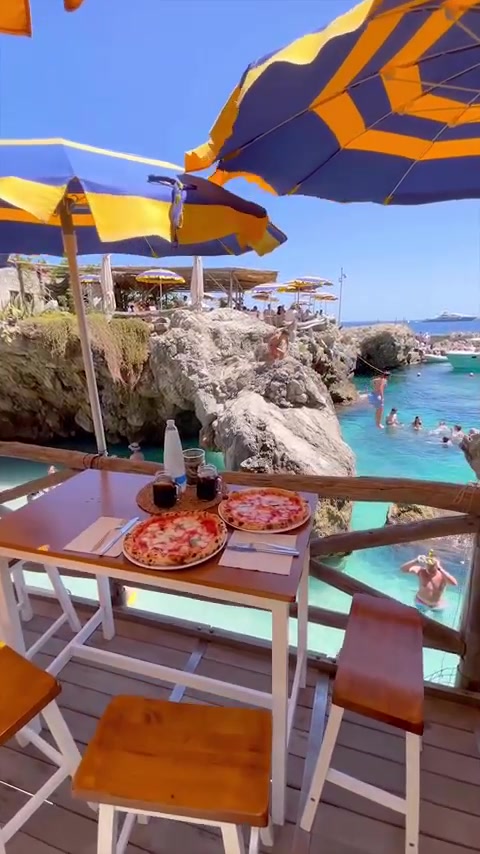 Beachside Pizza Dining With a View