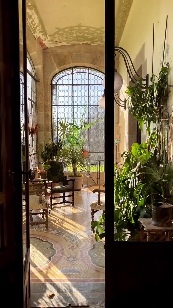 Indoor Garden Room Design with Antique Furniture