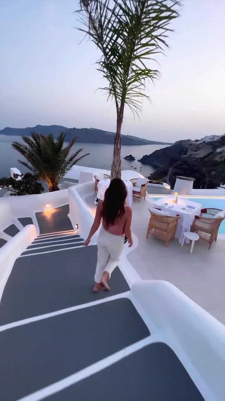 Luxury Santorini Villas: Private Dining and Views