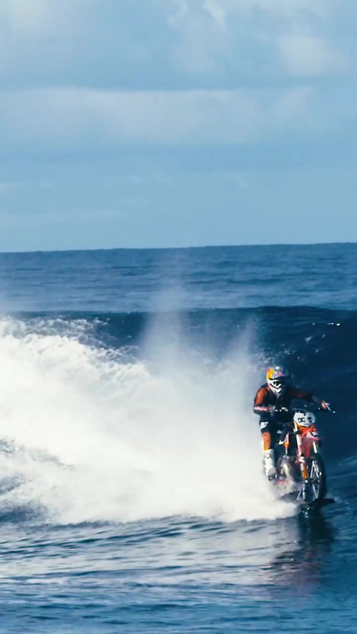 Motorcycle Surfing in Tahiti: Extreme Sport