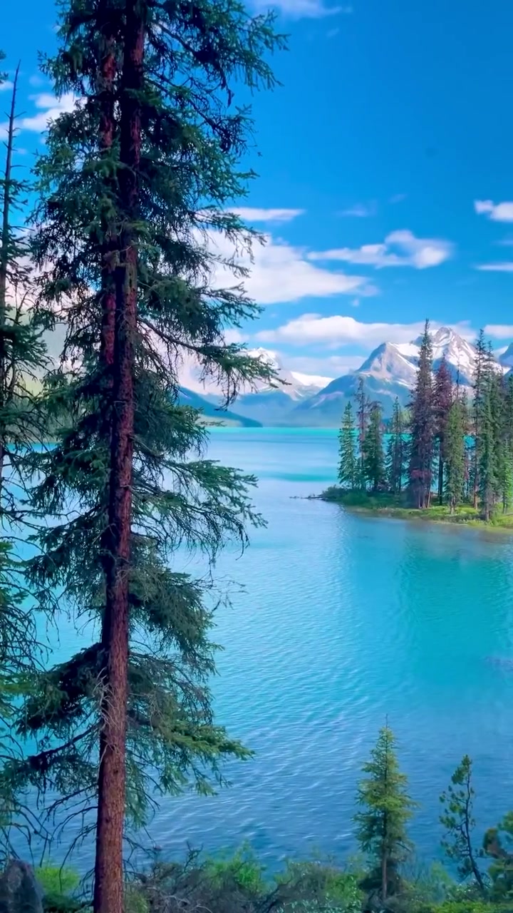 Mountain Lake Panorama: Turquoise Waters, Snowy Peaks