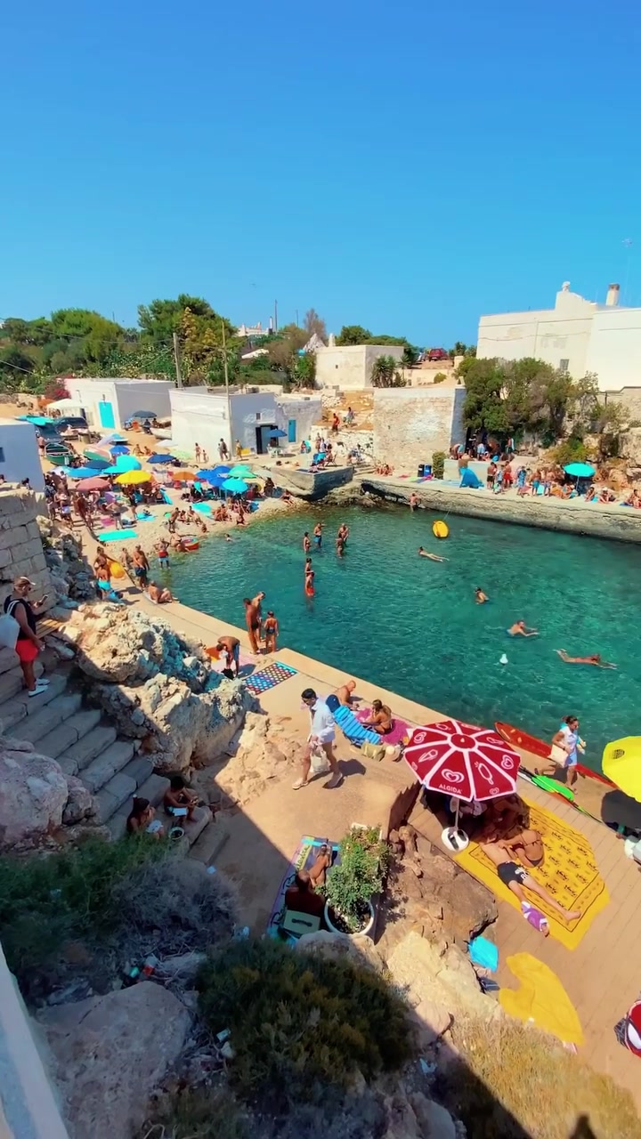 Vibrant Beach Scene with Clear Blue Water