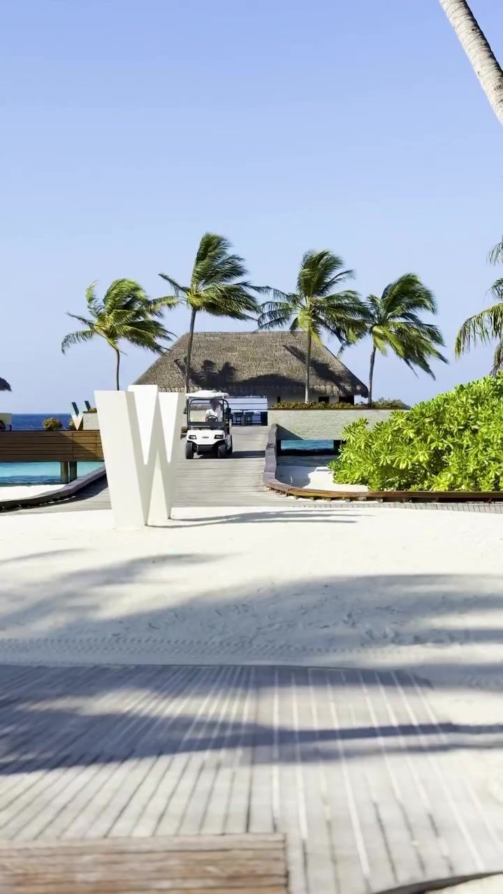 Escape to Paradise: Luxurious Tropical Island Resort Living