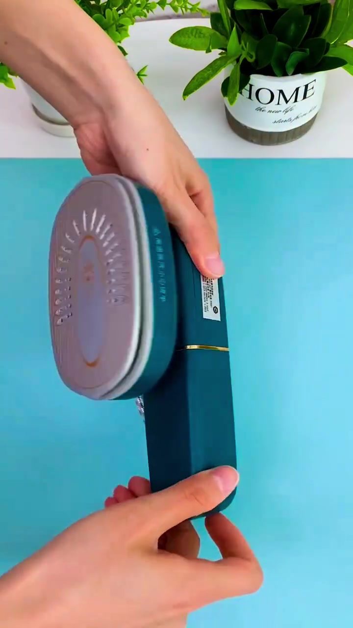 Portable Iron Magic: Wrinkle Removal in Seconds