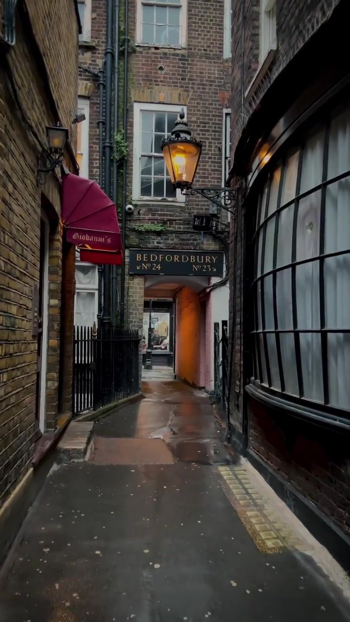 Exploring London's Iconic Streets: Tower Bridge, Big Ben & More