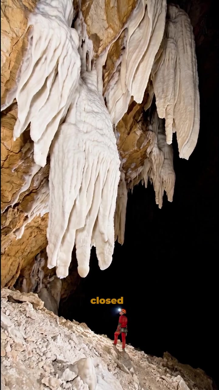 Lechuguilla Cave: Oil Deposits and Ancient Bacteria
