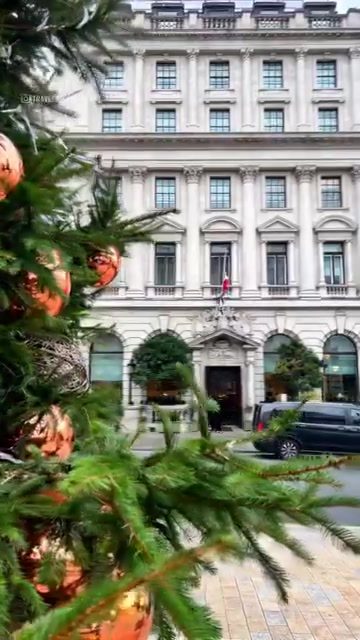 Experience London's Splendor: City Views and Luxury Hotels